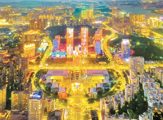 環(huán)五邑華僑廣場商圈夜色璀璨，這個(gè)商圈區(qū)域范圍約110萬平方米，包括江門萬達(dá)廣場、江門大融城、中天新地廣場等多個(gè)大型商業(yè)綜合體，集購物、餐飲、住宿、休閑、娛樂等多元文旅業(yè)態(tài)于一體，年均人流量約3000萬人次，區(qū)域內(nèi)零售、餐飲類經(jīng)營主體約1000家，月均營業(yè)收入約1.8億元。