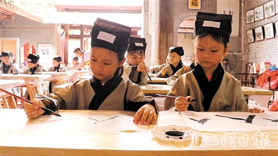 孩子們寫下“人”字，開筆破蒙。