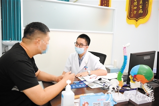 溫力生為疼痛患者看診。