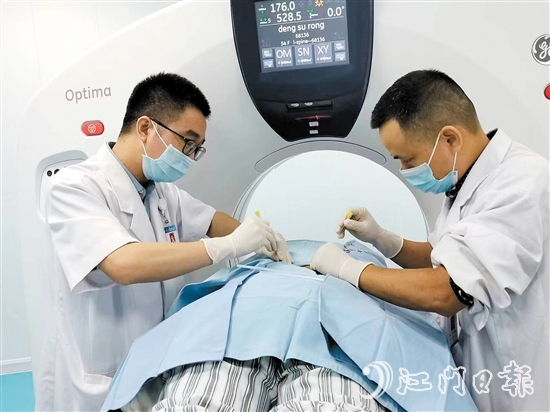 溫力生與林均練在CT引導(dǎo)下對(duì)患者進(jìn)行治療。