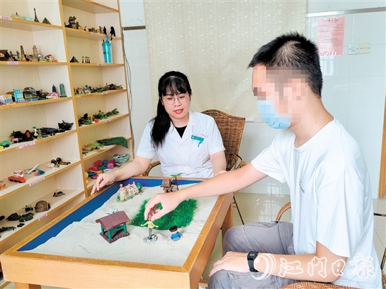 心理治療師為“開學(xué)綜合征”學(xué)生進(jìn)行沙盤治療。