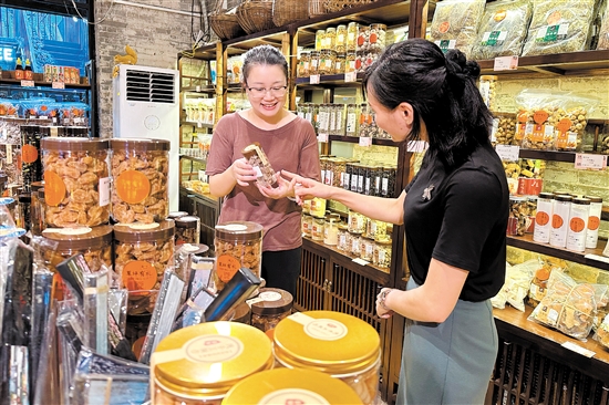 美籍華人李旻禧在草坪里經(jīng)營土特產(chǎn)店和咖啡店。