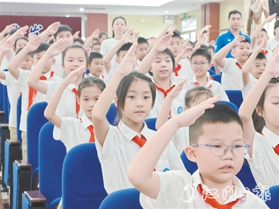 江華小學學生在開學典禮上齊唱《驕傲的少年》，鼓勵自己成為生活和學習中的冠軍。郭永樂