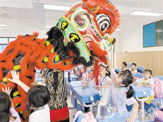 鶴山一中附小邀請醒獅隊到課室送祝福，學生與醒獅進行互動。陳佩筠