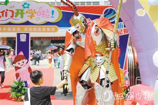 鶴山碧桂園學校老師扮演孫悟空迎接學生到校。