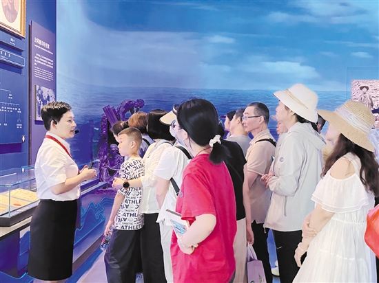 暑假期間，中國僑都華僑華人博物館吸引眾多游客游覽。