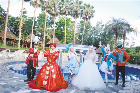 暑假期間，不少溫泉景區(qū)推出劇場表演，吸引廣大游客。