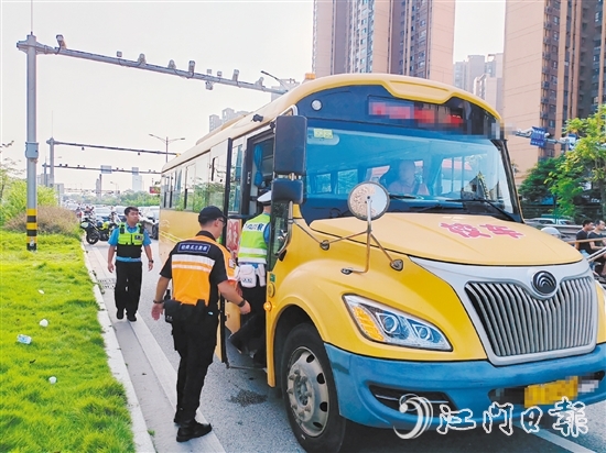 江門市輕騎兵交通志愿服務(wù)隊(duì)志愿者和交警走上校車開(kāi)展交通安全宣傳。