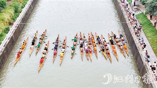 中秋假期，外海街道開展五人艇爭霸賽訓(xùn)練賽，吸引群眾駐足觀賽。劉瓊