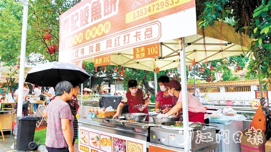 在荷塘鎮(zhèn)高村村，假期魚餅攤檔頗受歡迎。