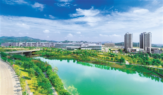 新會(huì)智造產(chǎn)業(yè)園鳳山湖園區(qū)納入江門市大型產(chǎn)業(yè)集聚區(qū)北組團(tuán)范圍，是中歐（江門）中小企業(yè)國(guó)際合作區(qū)的重要組成部分，同時(shí)納入省產(chǎn)業(yè)轉(zhuǎn)移工業(yè)園管理，已落戶項(xiàng)目7個(gè)（投試產(chǎn)項(xiàng)目4個(gè)），2023年實(shí)現(xiàn)規(guī)上工業(yè)產(chǎn)值約22.65億元。