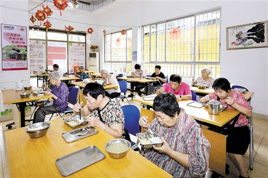 北門社區(qū)長(zhǎng)者食堂是新會(huì)區(qū)首家投入運(yùn)營(yíng)的長(zhǎng)者食堂，由維達(dá)慈善基金會(huì)資助。目前，會(huì)城街道共有3家社區(qū)長(zhǎng)者食堂，解決了100多名長(zhǎng)者每天的膳食問(wèn)題。