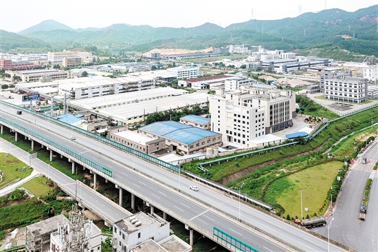 2019年以來(lái)，位于古井鎮(zhèn)的珠西新材料集聚區(qū)共引進(jìn)企業(yè)項(xiàng)目30個(gè)，現(xiàn)有規(guī)模以上企業(yè)22家，2023年實(shí)現(xiàn)規(guī)模以上工業(yè)總產(chǎn)值約64億元。