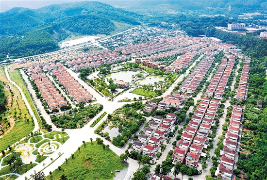 2023年，會(huì)城街道奇榜村集體收入突破6000萬(wàn)元。圖為奇榜新村按園林小區(qū)模式整體規(guī)劃、統(tǒng)一標(biāo)準(zhǔn)建設(shè)的401幢農(nóng)民別墅。