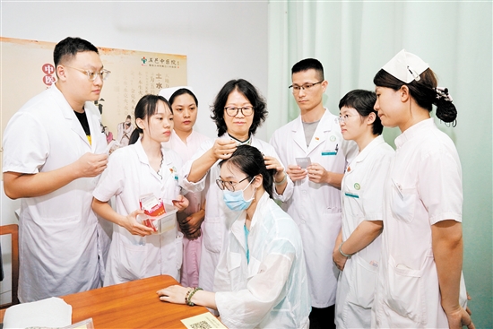 “簡(jiǎn)便驗(yàn)廉”的中醫(yī)藥服務(wù)，受到百姓歡迎。