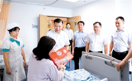 江門市人民醫(yī)院領(lǐng)導(dǎo)探望患者。