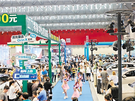 在2024江門“十一”國際車展現(xiàn)場，人們忙著挑選心儀的靚車。