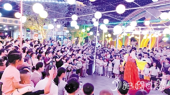 白水帶繽紛樂園內(nèi)，精彩節(jié)目層出不窮，吸引游客觀看。受訪者供圖