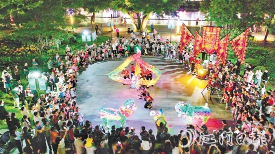 夜光龍在夜空中翻騰，金光閃閃，威武霸氣。付師華