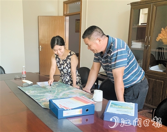 逕口村選調(diào)生崔雨萌(左）與村干部探討項(xiàng)目情況。