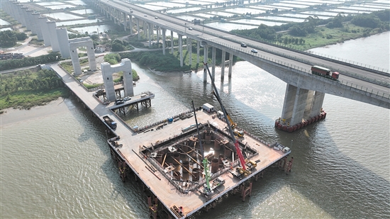 施工人員對(duì)深江鐵路跨虎跳門(mén)水道主橋17號(hào)主塔進(jìn)行混凝土封底灌注。