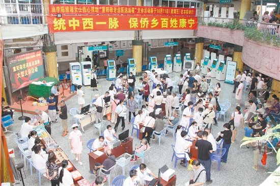 義診活動現(xiàn)場人頭攢動。