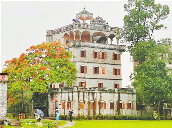 開平獨特的風(fēng)光和華僑文化深受游客青睞。