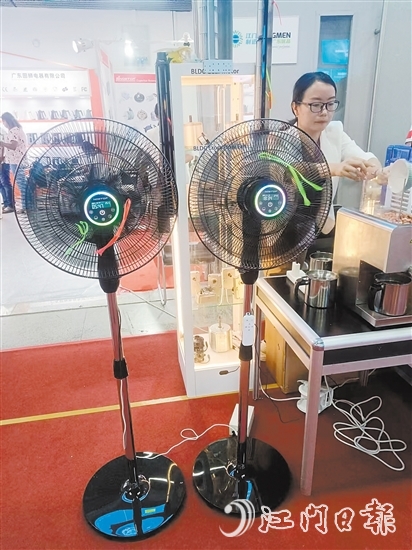 路思拓的“七彩LED燈光+香薰盒+自帶電池”16寸無軸電機(jī)風(fēng)扇。