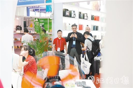 在德信電器展區(qū)，外國客商體驗風扇的強勁風力。羅霈