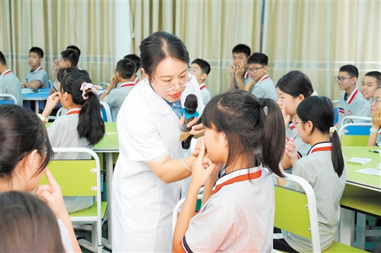 馬玉瑩教學(xué)生找穴位。
