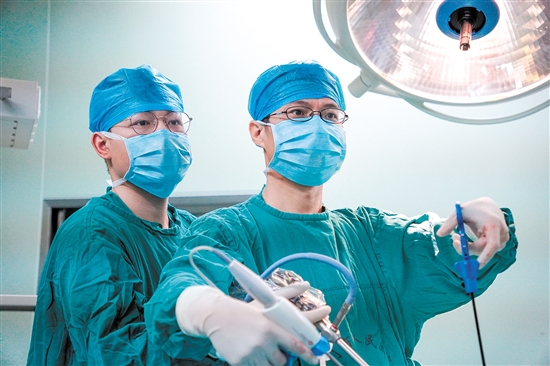 醫(yī)生為患者行腹腔鏡下腎上腺瘤切除術。