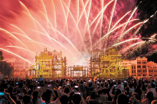 赤坎華僑古鎮(zhèn)推出“火秀”表演，吸引眾多游客。