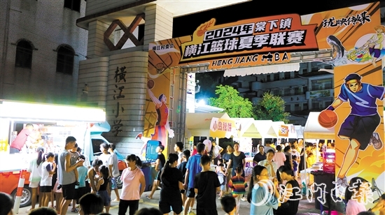 橫江“村BA”的賽場(chǎng)邊開設(shè)了美食夜市，讓觀眾既能看球賽，也能品美食。