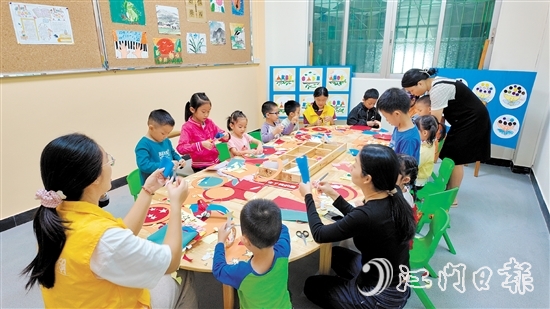 在威東村黨群服務(wù)中心的兒童多功能活動(dòng)室，孩子們正在制作手工燈籠。