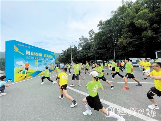 參賽者在工作人員的引導(dǎo)下進(jìn)行賽前熱身。