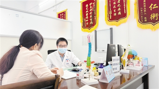 醫(yī)生為帶狀皰疹患者看診。