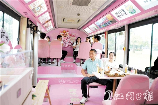 運(yùn)動(dòng)員和教練員乘坐“三點(diǎn)三下午茶”公交江海專線，感受江海魅力。