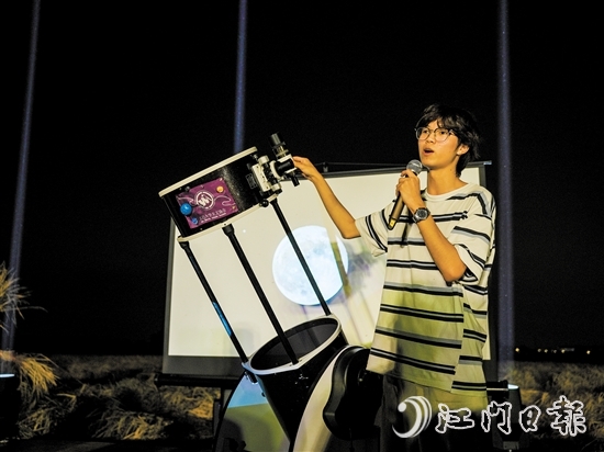 五邑大學(xué)學(xué)生帶來(lái)天文望遠(yuǎn)鏡，和當(dāng)?shù)卮迕褚黄鹩^星望月。