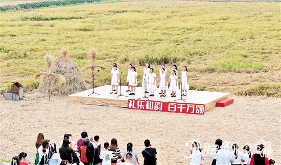 本土表演隊(duì)自主編排節(jié)目，以實(shí)際行動(dòng)為鄉(xiāng)村文旅賦能。