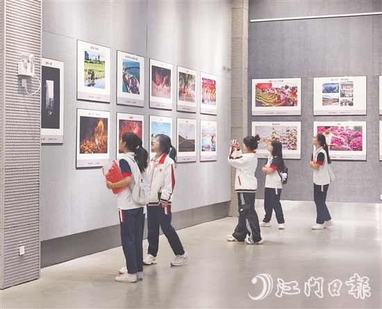 五邑大學經(jīng)濟管理學院學生們在觀展。