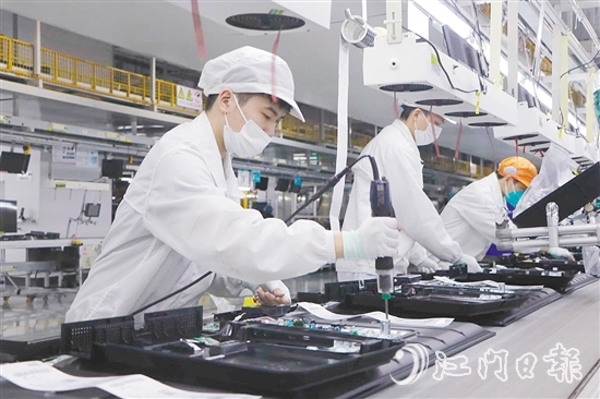 近年來，海信的電視機產(chǎn)品持續(xù)創(chuàng)新，今年在“雙十一”和“以舊換新”的疊加下，銷售大幅增長。