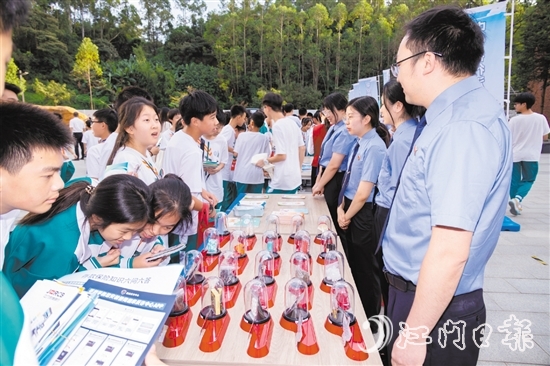 “檢銀?！敝η嗌倌炅私饨鹑谥R。