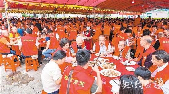 活動設(shè)置了午宴環(huán)節(jié)，在祠堂旁、村道邊安排了230多桌宴席，宗親鄉(xiāng)賢們在此同享家鄉(xiāng)味道、共慶家鄉(xiāng)盛事。