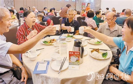 長者樂享舌尖上的幸福滋味。