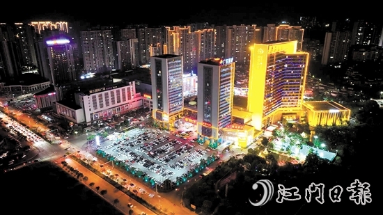 錦江國際新城商圈連接恩平高鐵站的發(fā)展大道兩旁安裝了路燈。