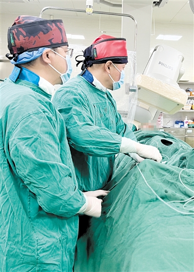 介入醫(yī)生穿著20公斤重的鉛衣為患者進(jìn)行手術(shù)。
