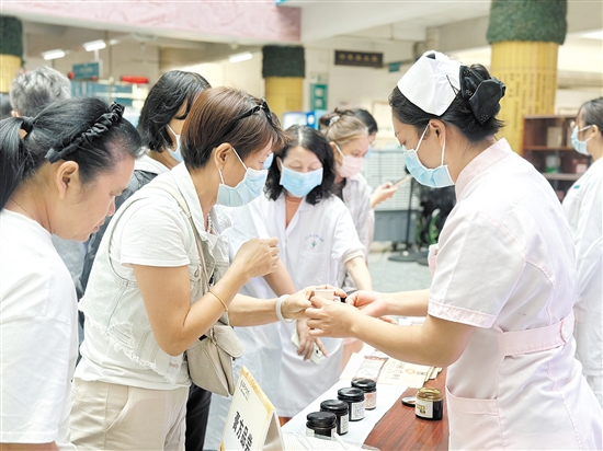 活動(dòng)現(xiàn)場，市民在品嘗膏方。