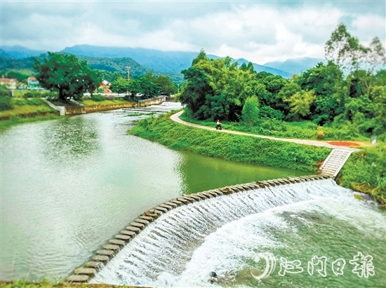 鶴山市完成水系連通及水美鄉(xiāng)村建設(shè)試點縣項目工程建設(shè)，打造出多個“網(wǎng)紅”水景點。圖為鶴城鎮(zhèn)三堡河五星村段。