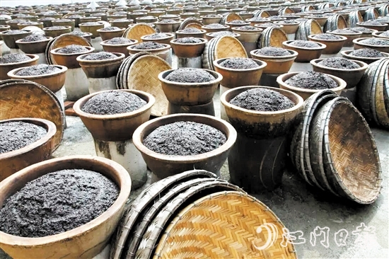 古勞面豉采用天然曬制工藝，且所用器皿都為陶瓷制品。