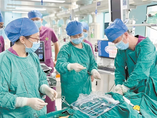 ICU團(tuán)隊(duì)為患者上ECMO（人工膜肺）。